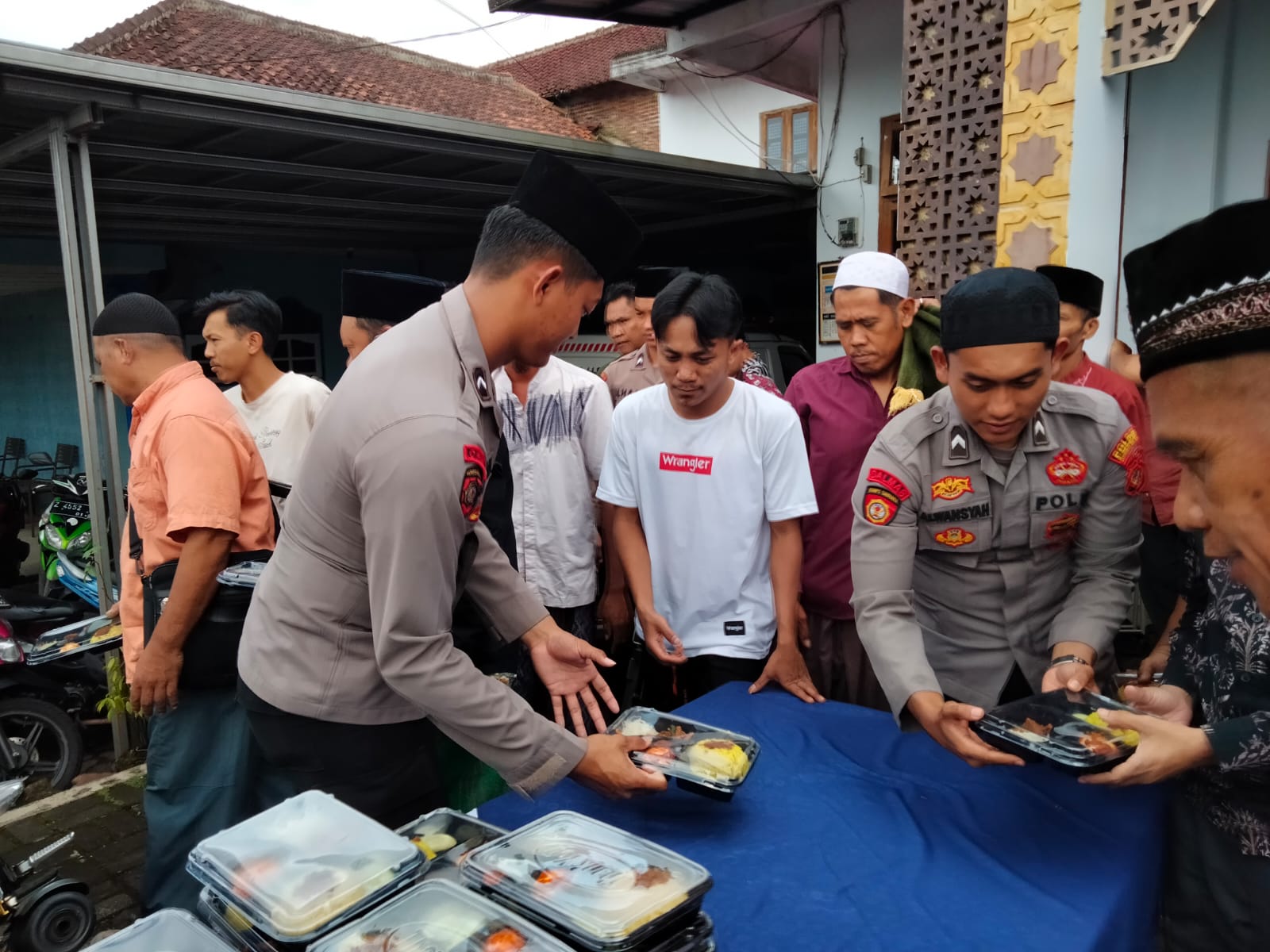 Tebar Kepedulian, Polres Tasikmalaya Kota Gelar Jumat Berbagi di Masjid Al-Fitrhoh Gunung Tujuh