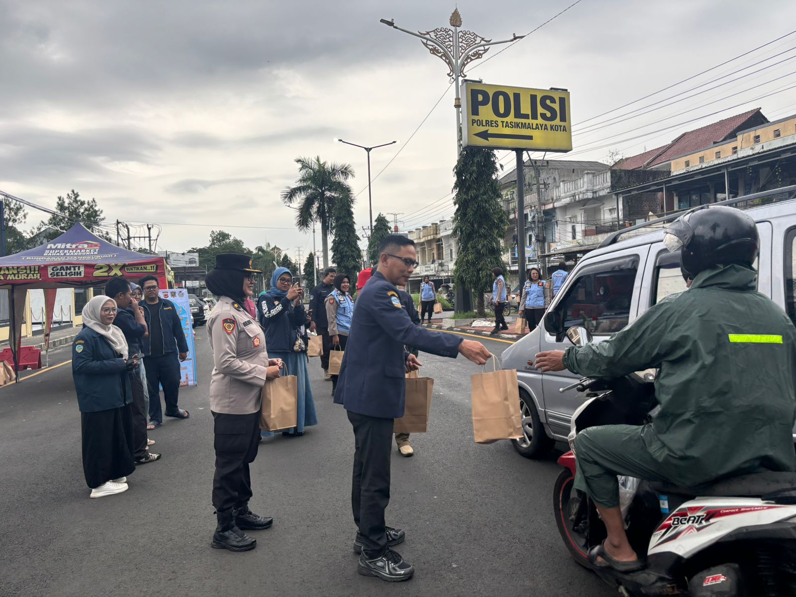 Polres Tasikmalaya Kota rutin bagikan takjil selama Ramadhan 1447 H