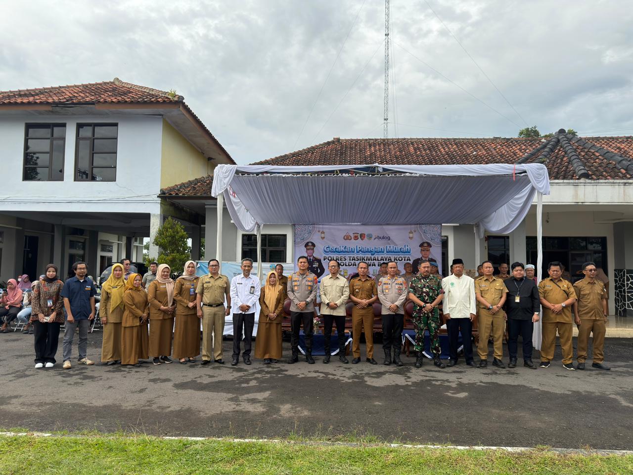 POLRES TASIKMALAYA KOTA BERSAMA PEMKOT TASIKMALAYA GELAR GERAKAN PANGAN MURAH DI KECAMATAN PURBARATU