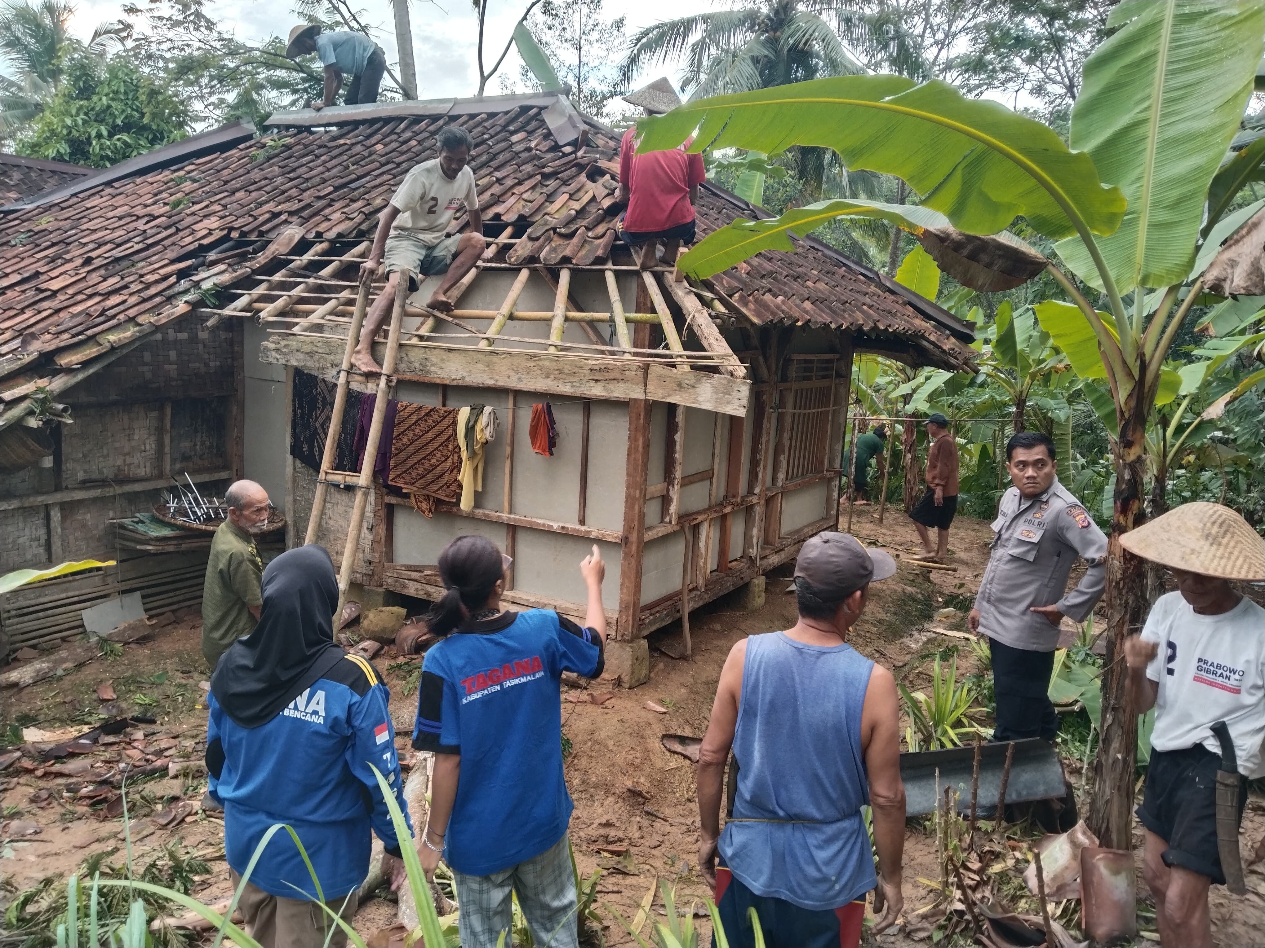 Kanit Binmas Polsek Karangjaya Bersinergi dengan TAGANA Evakuasi Pohon Tumbang