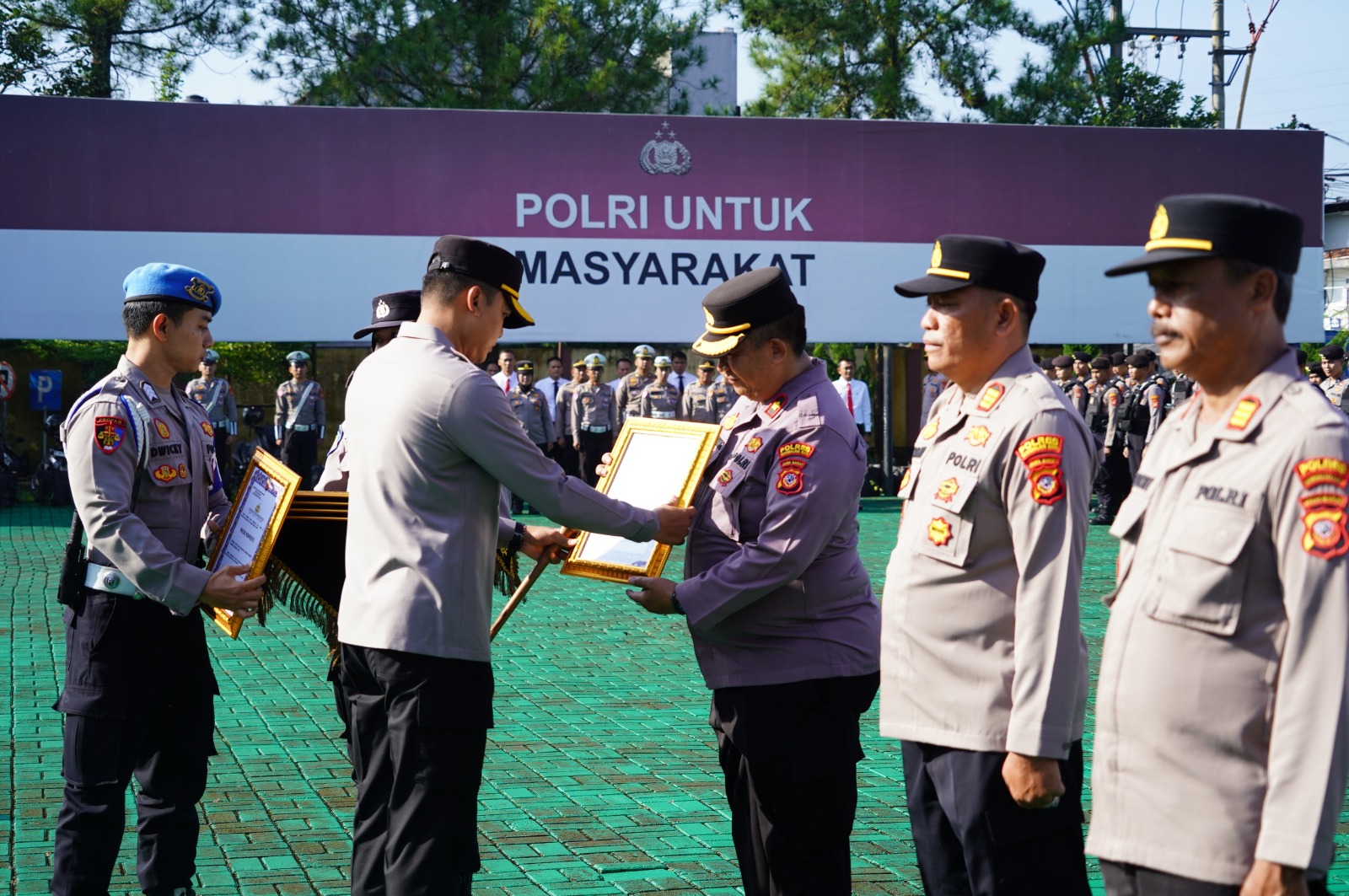 Kapolres Tasikmalaya Kota Berikan Penghargaan kepada Personel Berprestasi
