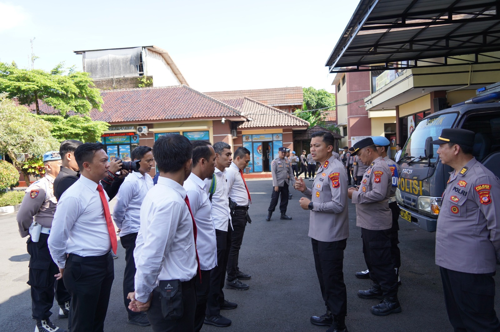 Kapolres Tasikmalaya Kota Laksanakan Pengecekan Senjata Api Personel